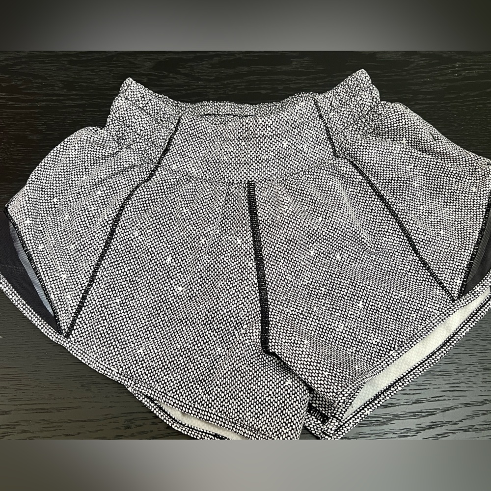 Lululemon Hotty Hot Low Rise
2.5 inch 
Black and White 
Size 2